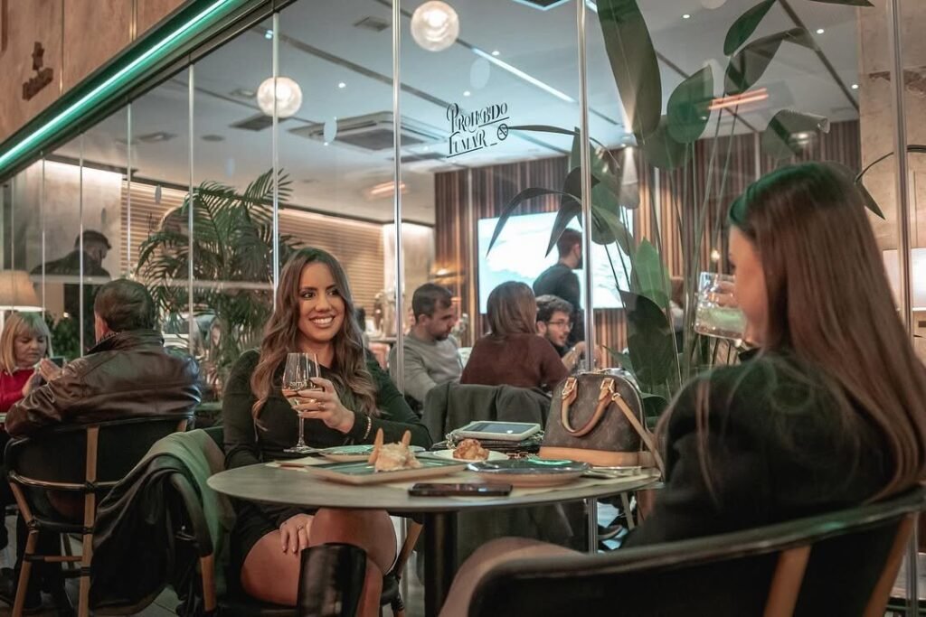 Clientes disfrutando en Bendito San Gabriel