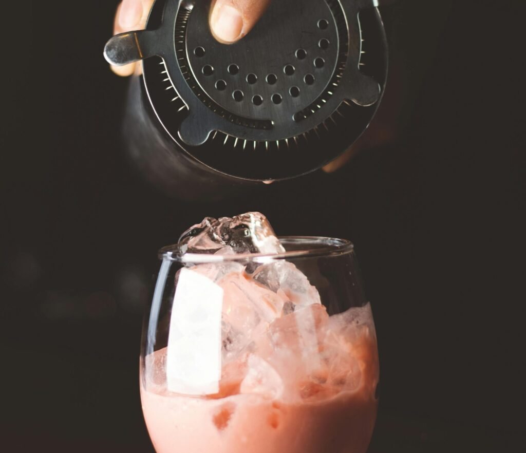 Sirviendo un cocktail